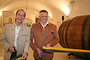Marketingleiter Günther Kador und Karl-Heinz Knoll, Geschäftsführer der Spaten-Franziskaner-Bräu GmbH und Löwenbräu Vorstand, eröffneten am 24.04.2007 das Biermuseum (Foto: Martin Schmitz)